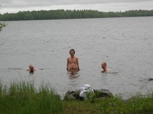 フィンランドの湖になぞの生命体出現？！