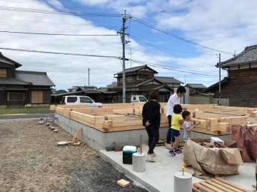 ログハウスの建築現場は木の香りで満たされてます！