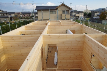 祝上棟　北欧住宅フィンランドログハウス  平屋・ガレージ 松山市