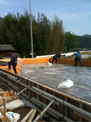 水辺に建つ北欧平屋ログハウス ～愛媛県西予市宇和町～