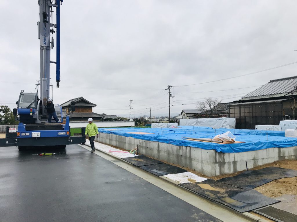 香川県高松市　大型分譲地のログハウス　北欧住宅新築工事　ログハウスキット搬入