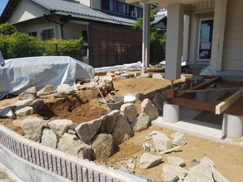 香川県高松市　大型分譲地のログハウス　 石積み庭工事中