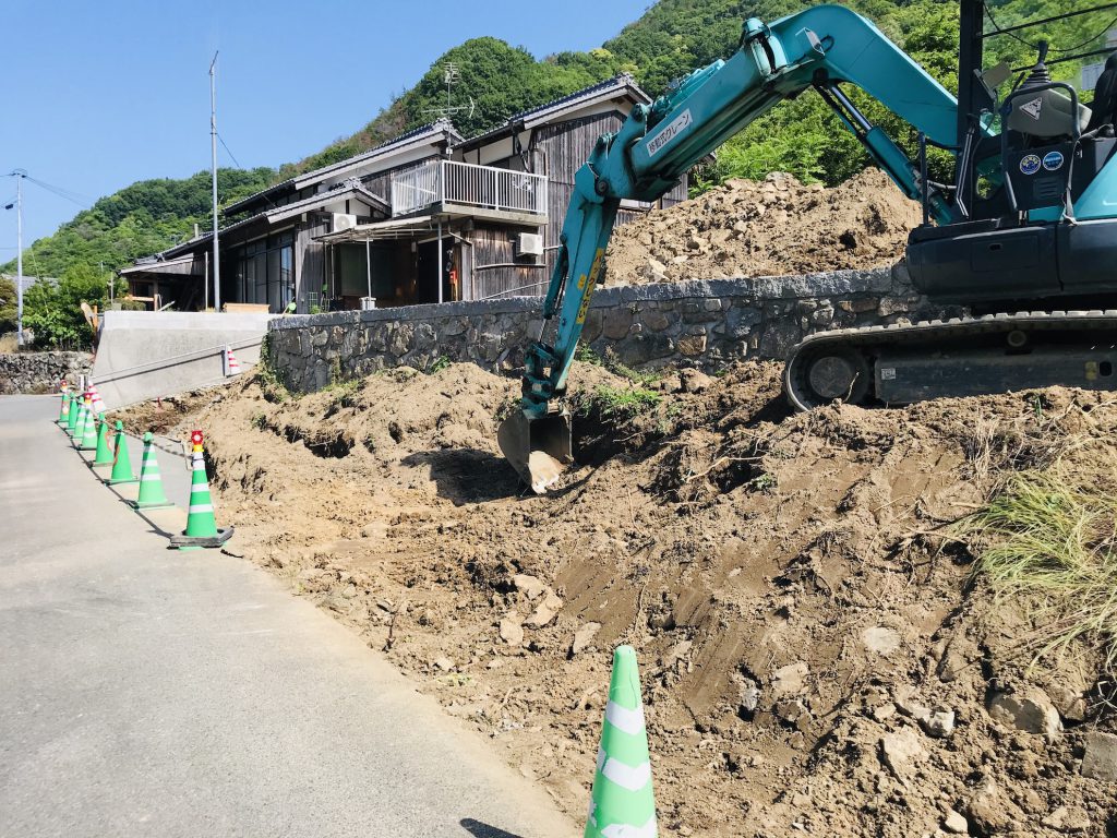 愛媛県今治市　しまなみ海道ログハウス　擁壁工事＆スロープ侵入路工事同時スタート