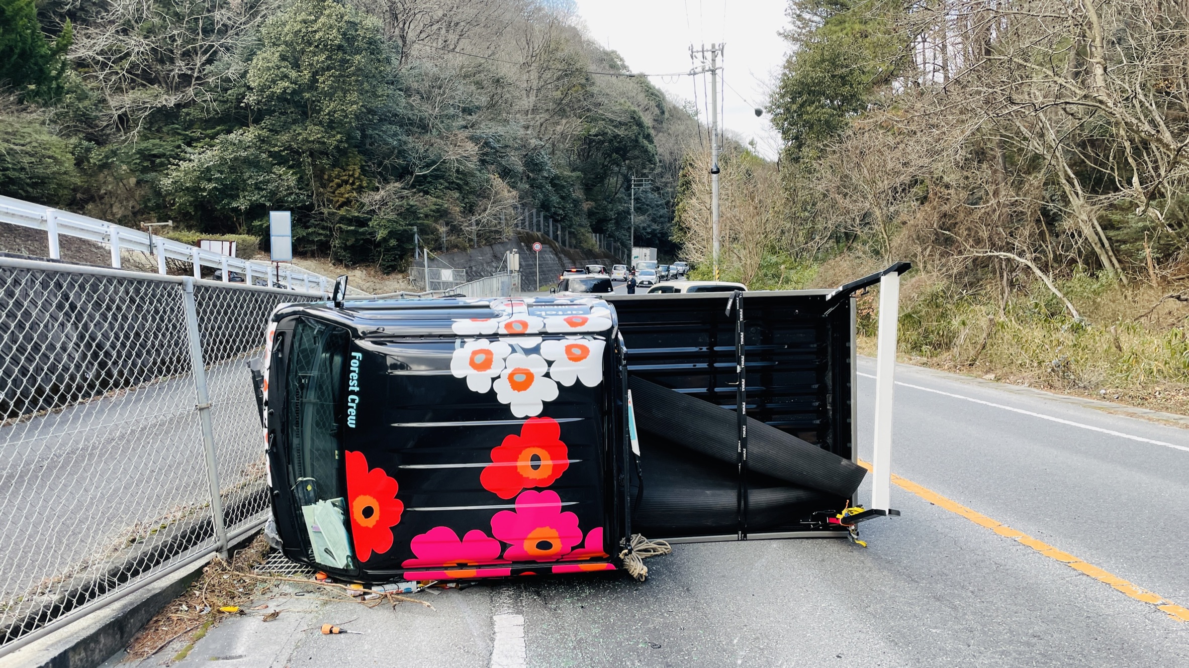社用車が大破した原因 1月30日13時30分 スリップ横転事故 お知らせ ブログ Forest Crew フォレストクルー 愛媛のログハウス 北欧住宅 Think Globally Act Locally Loghome