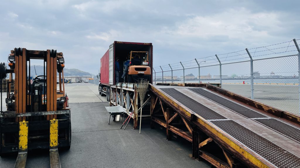 北欧から届いたコンテナ　ログハウス資材の荷受け荷下ろし　現場への搬出準備