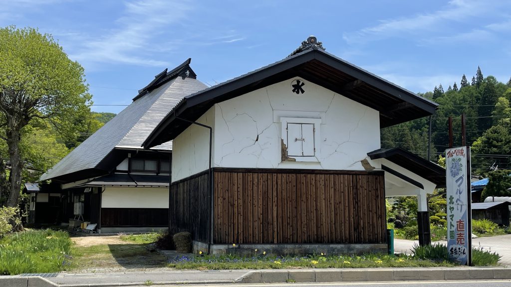 木の家の耐久性・真面目はログハウス造りとは　地域・気候風土に学ぶ　歴史から学ぶ　流行りに左右されない屋根の形