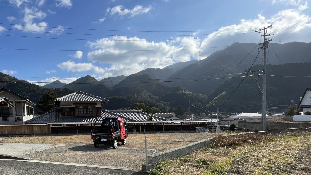 住みやすい西条市　人気の移住地で念願の平家ログハウス　いい土地み〜つけた！