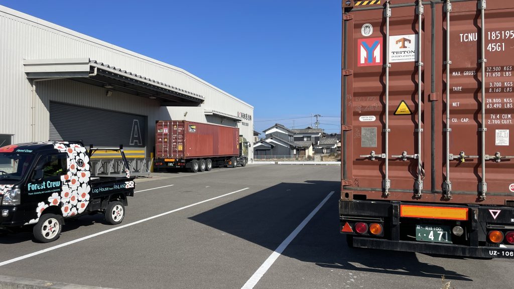 北欧から直輸入されたログハウスキット　デバンニング※　愛媛県伊予市のログハウス建築現場搬入