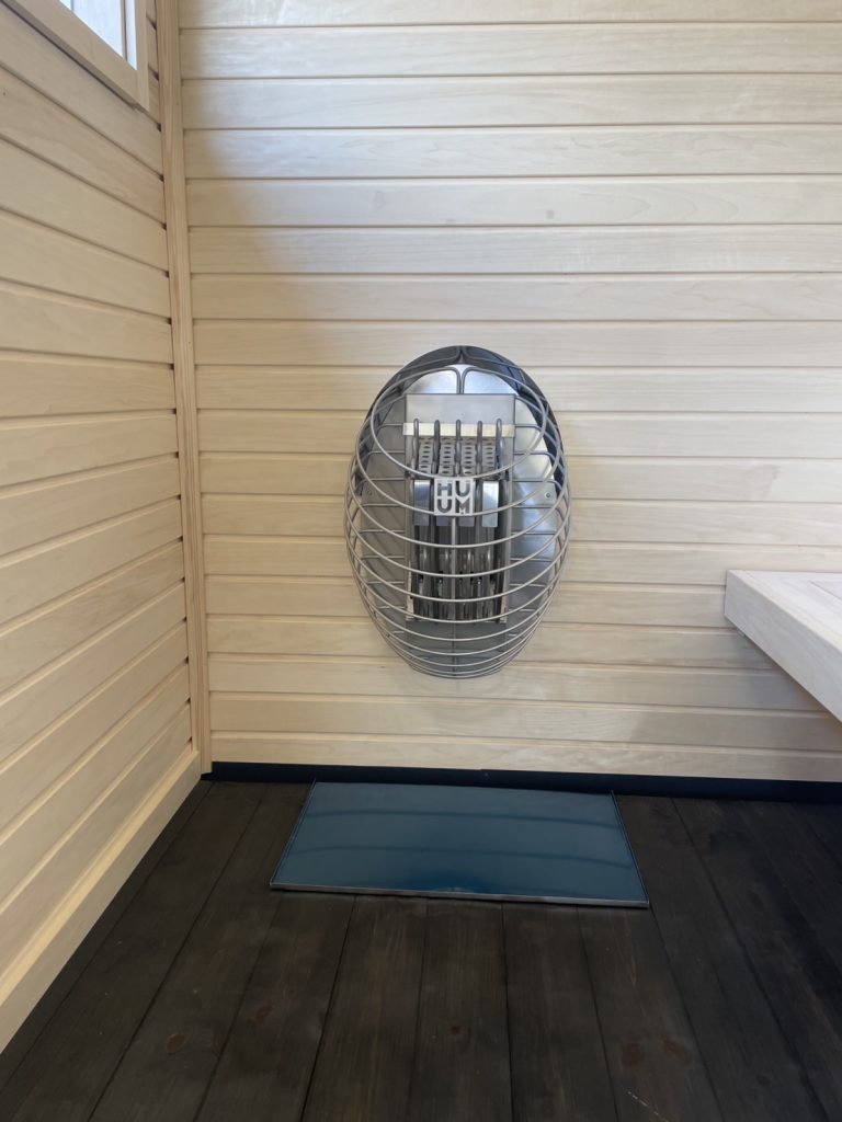 サウナ小屋　ログハウスオーナ自宅ホームサウナ計画ウッドデッキに据置き型ホームサウナ　サウナヒーターと電気配線工事完了③