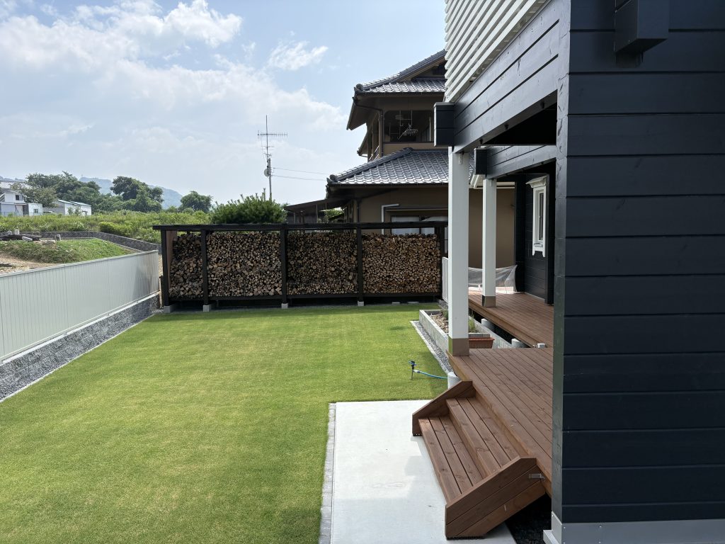 伊予市のログハウス　12ヶ月点検　セトリングジャッキを調整